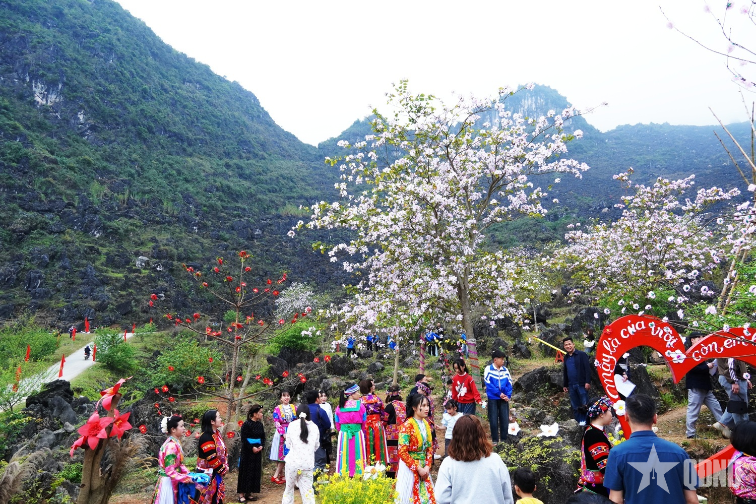 Khi đá nở hoa, lòng người mở hội nơi miền đá Khâu Vai
